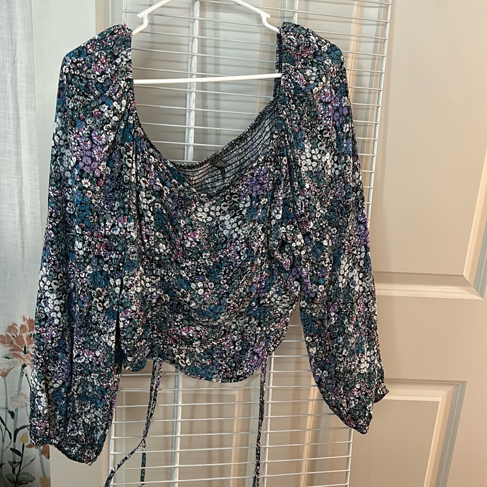 Long-Flowy Sleeved Crop Top